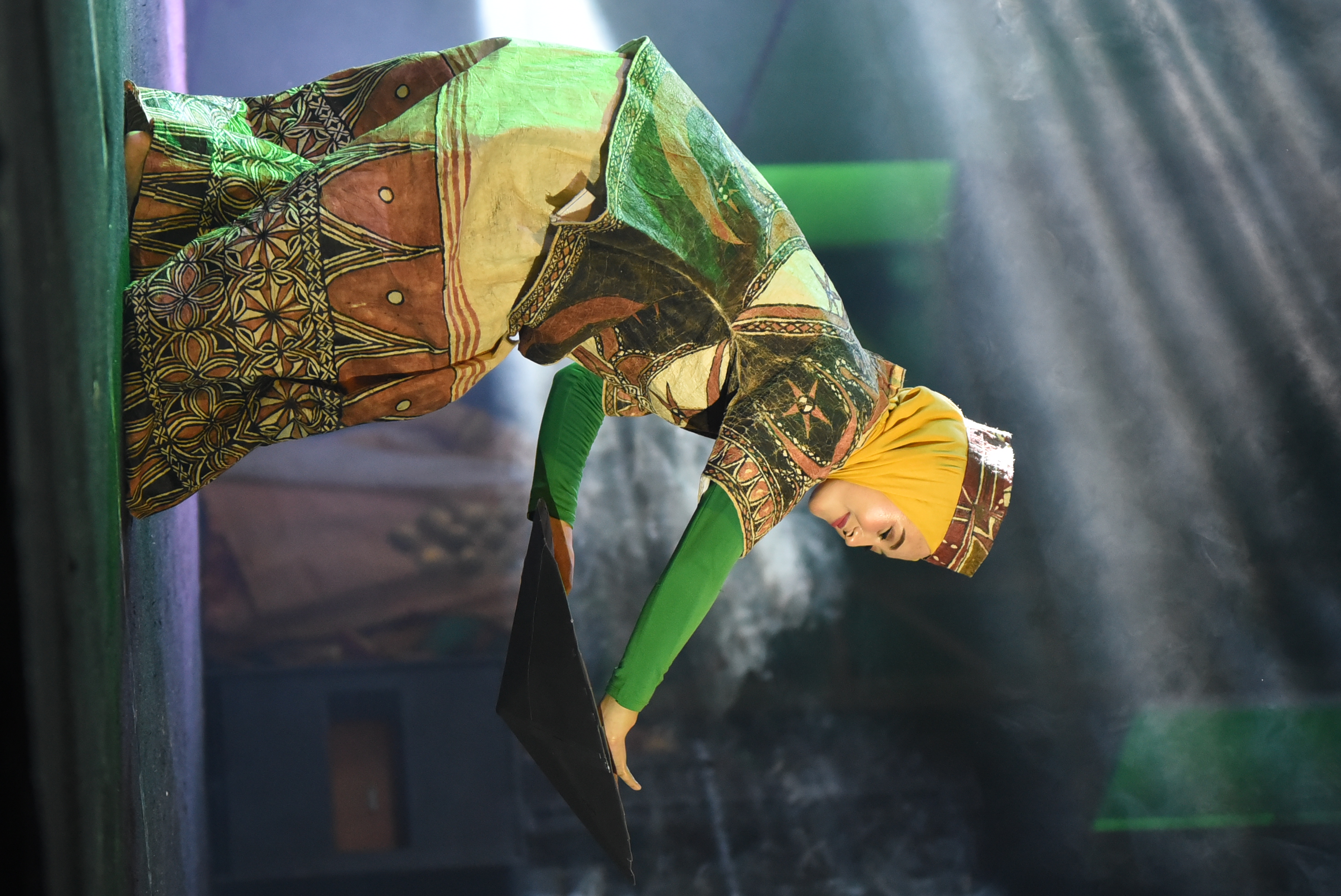 PAKAIAN KULIT KAYU RAMPI